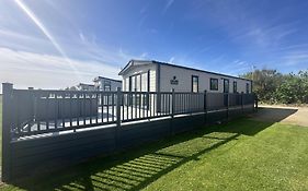 Luxury Lodge With Stunning Full Sea Views In Suffolk Ref 20234Bs
